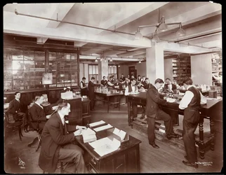 Männer, die Bestellungen in einem Büro bei Parke, Davis und Co., Chemiker, Hudson und Vestry Streets, New York, 1910 ausführen